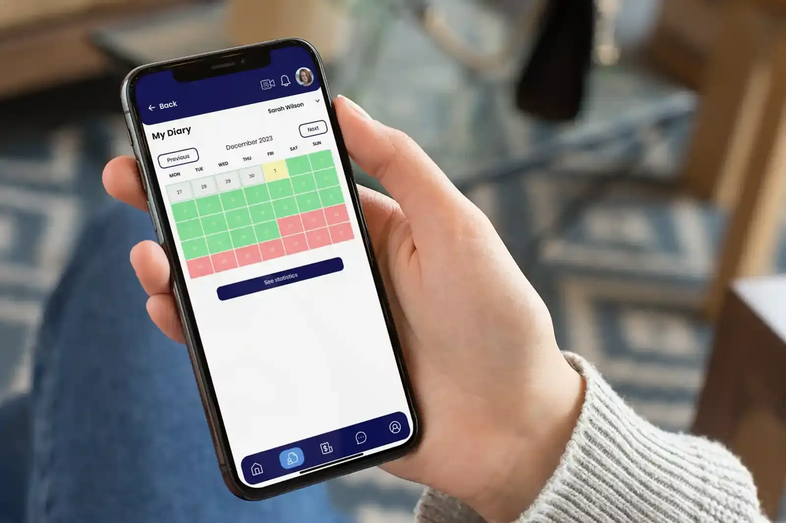 Patient using the calendar view in Curoflow mobile app