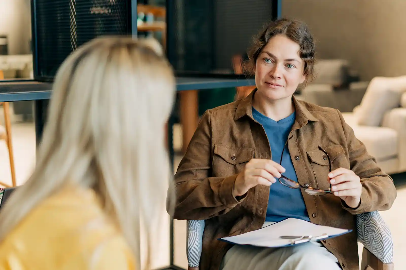 Therapist using Curoflow patient engagment platform